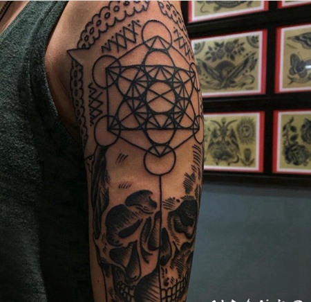 几何和花纹身图案 男生大臂上几何和花纹身图片