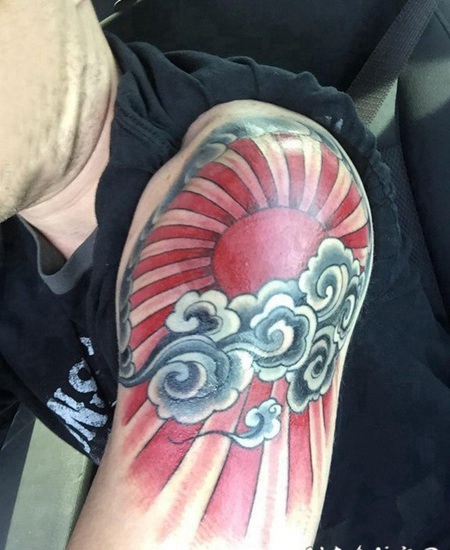 纹身太阳图案 男生大臂上太阳和云纹身图片