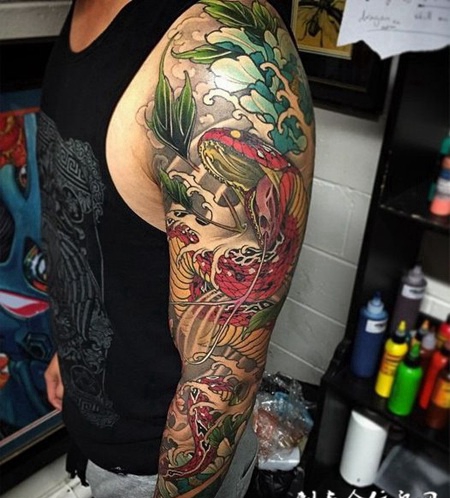 蛇魔之怒，好看的鲜花与蛇花臂纹身