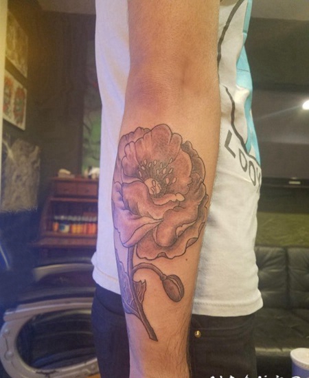 纹身图案花朵 男生手臂上彩绘的花朵纹身图片