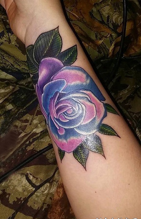 纹身图花朵枝叶 女生手臂上彩绘花朵枝叶纹身图片