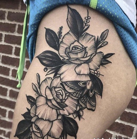 纹身图案花朵 女生大腿上黑灰的花朵纹身图片