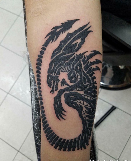 纹身小臂花纹 男生小臂上黑色的极简纹身图片