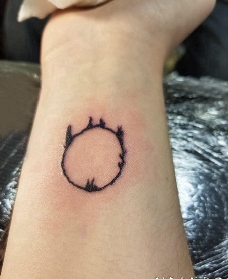 纹身圆形 女生手臂上小清新的圆形纹身图片