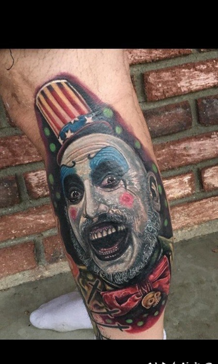 小丑纹身 男生大臂上彩色的纹身小丑纹身图片