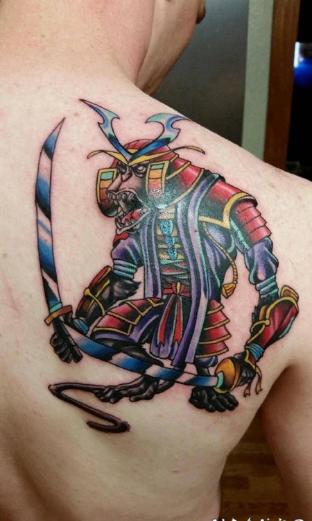 武士纹身 男生肩部彩色的武士纹身图片
