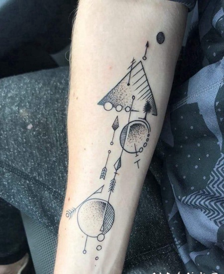 几何纹身图案 女生手臂上小清新的几何纹身图片