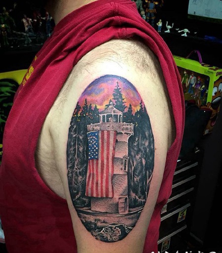 建筑物纹身 男生大臂上彩色的建筑物纹身图片