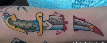 欧美匕首纹身 男生手臂上彩色的欧美匕首纹身图片