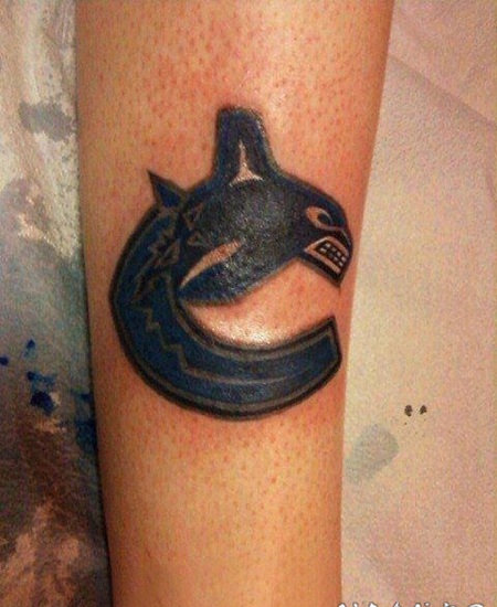 鲨鱼纹身图 女生手臂上极简的鲨鱼纹身图片