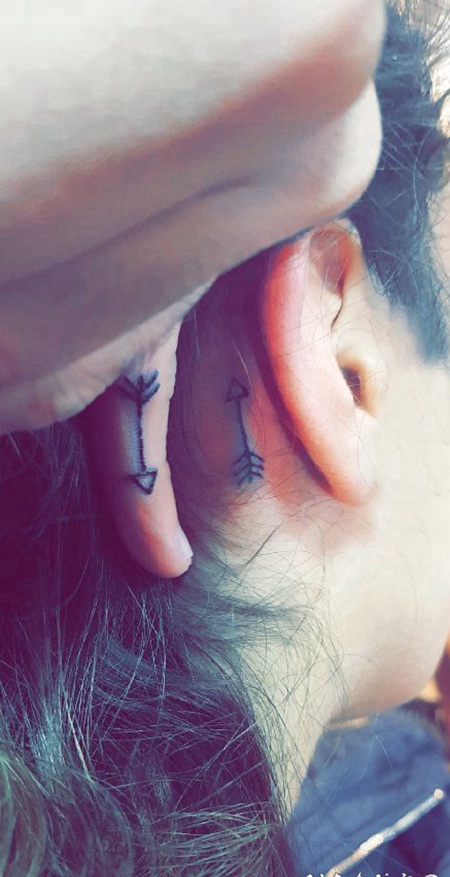 箭头纹身 男生耳后极简的箭头纹身图片