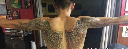 纹身背部翅膀 男生背部黑灰的翅膀纹身图片