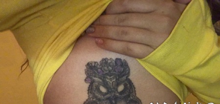 纹身面具 女生腹部黑灰的面具纹身图片