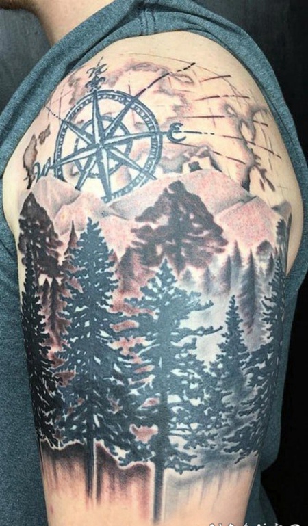 双大臂纹身 男生大臂上森林和指南针纹身图片