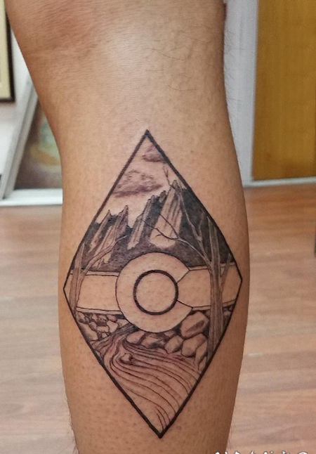 纹身风景图案 男生小腿上黑灰的纹身风景图片