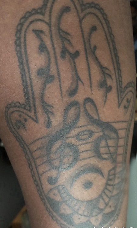 手掌小纹身 男生大腿上手掌和音符纹身图片