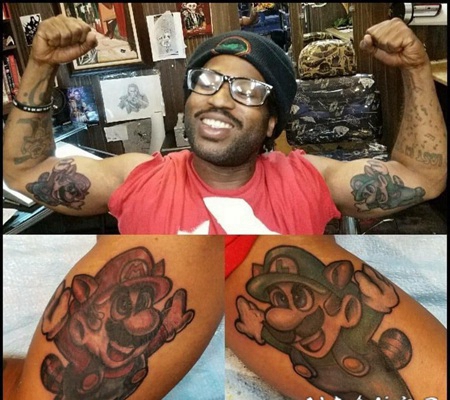 卡通人物纹身 男生大臂上彩色的马里奥纹身图片