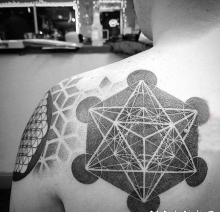 几何纹身图案 男生肩部创意的几何纹身图片