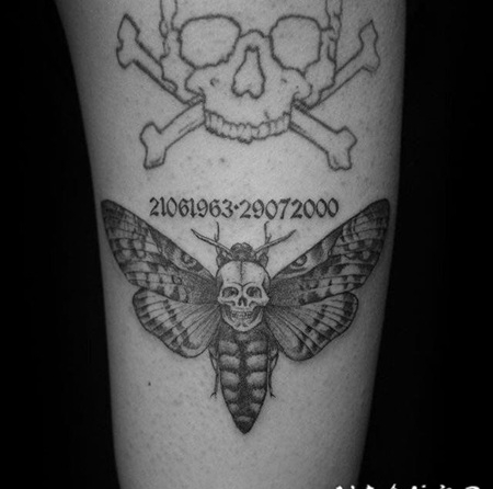 骷髅和蝴蝶纹身图案 女生腿上骷髅和蝴蝶纹身图片