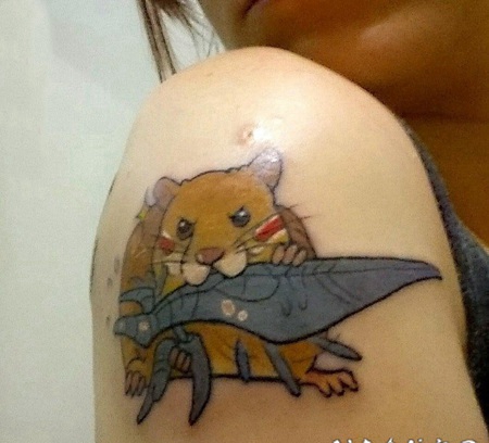 老鼠纹身图 女生大臂上可爱的老鼠纹身图片