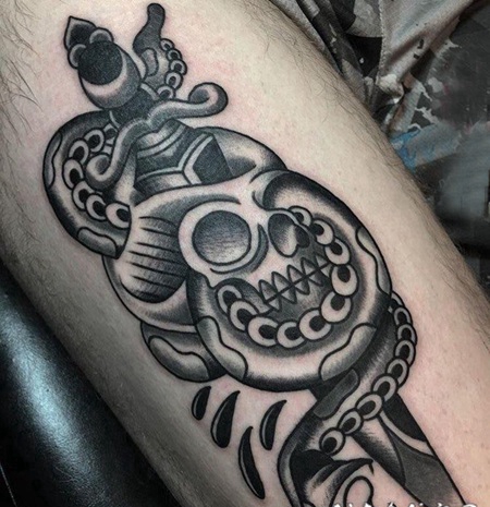 骷髅和蛇纹身图案 男生手臂上骷髅和蛇纹身图片