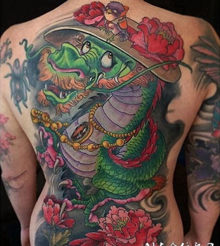 萌值爆表，满背青龙卡通彩绘纹身