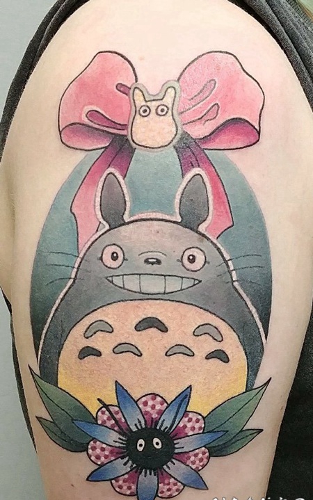 龙猫纹身图案 男生手臂上彩绘龙猫纹身图片