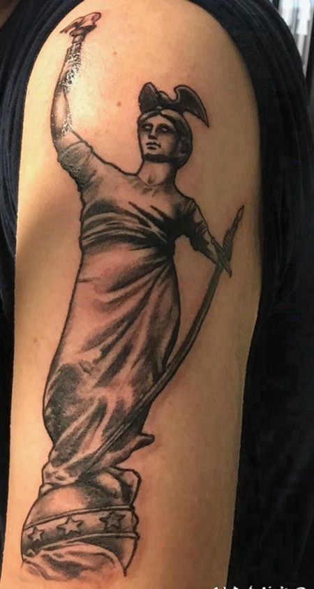 自由女神胳膊纹身 男生大臂上黑色的自由女神纹身图片