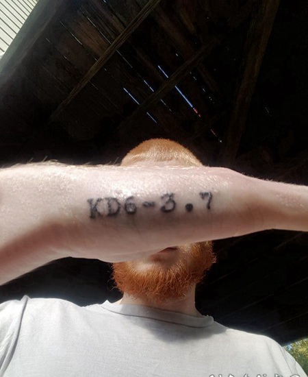 字母和数字纹身图案 男生手臂上字母和数字纹身图片