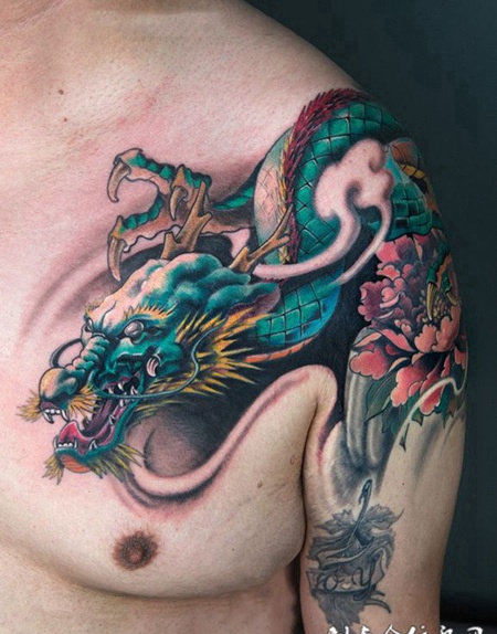龙游花间，半甲青龙牡丹纹身图案