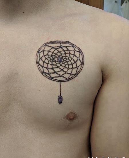 蜘蛛网纹身 男生胸前黑色的几何蜘蛛网纹身图片