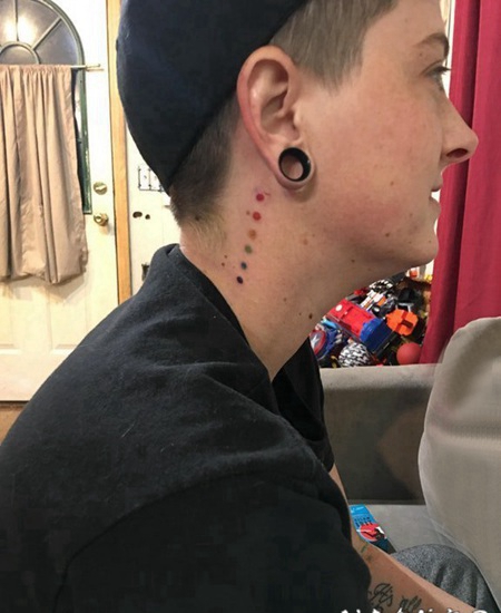 后颈纹身女 女生后颈上彩色圆形纹身图片