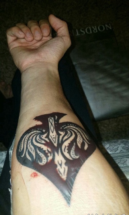 黑桃a纹身 男生手臂上黑灰的黑桃纹身图片