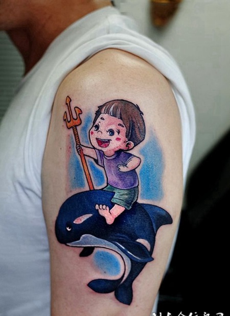 骑着虎鲸去旅行，手臂小孩鲸鱼卡通纹身