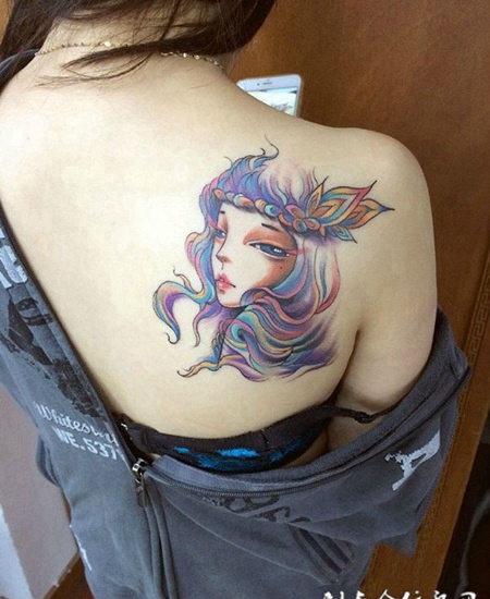 二次元的妩媚，后背卡通美女彩绘纹身