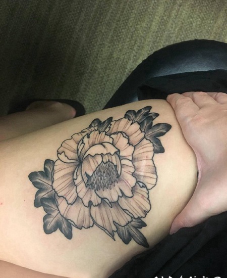 文艺花朵纹身 女生大腿上黑灰的文艺花朵纹身图片