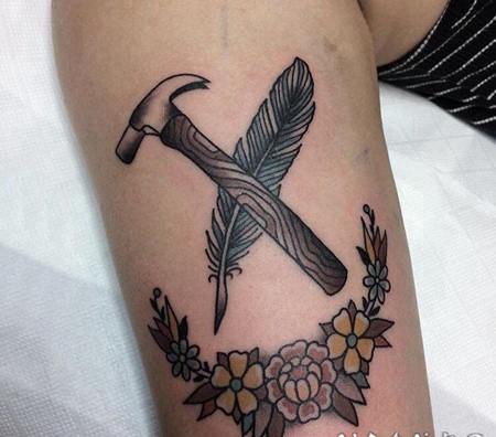 纹身大臂纹身图案 女生大臂上花朵和羽毛纹身图片