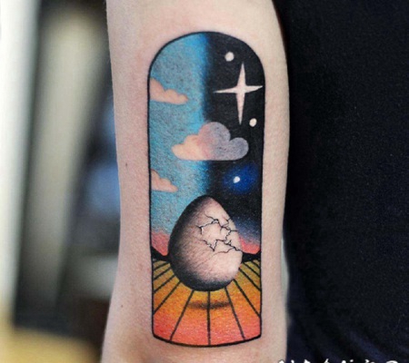 纹身手臂女生 女生手臂上彩色的风景纹身图片