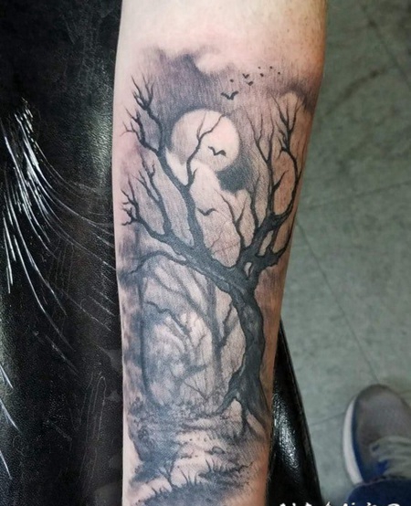 纹身树和月亮纹身图案 女生手臂上树和月亮纹身图片