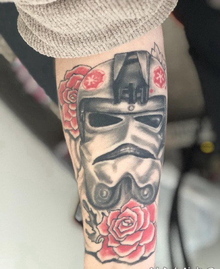 纹身面具 女生手臂上面具和花朵纹身图片