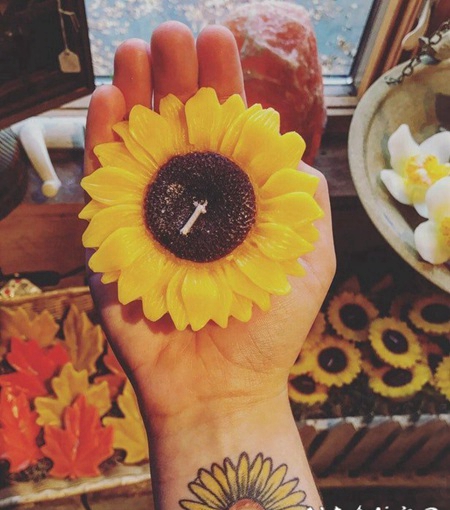 向日葵纹身 女生手腕上彩色的向日葵纹身图片