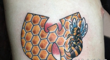 小蜜蜂纹身 男生侧腰上小蜜蜂和蜂巢纹身图片