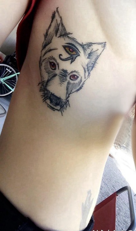 小狗纹身 女生侧腰黑色的小狗纹身图片