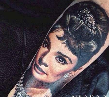 女神的容颜，手臂奥黛丽赫本肖像纹身