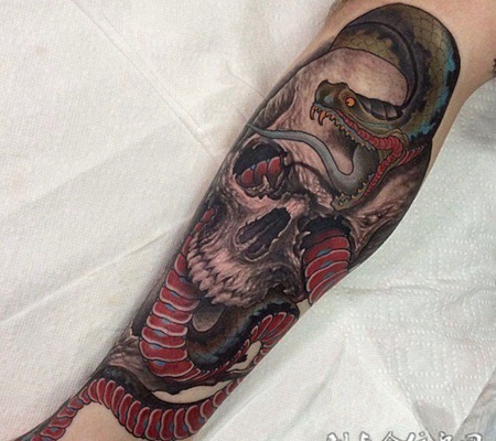 死亡缠绕，小腿蛇与骷髅彩绘纹身