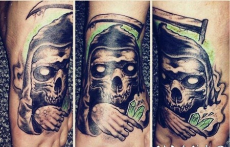 死神镰刀纹身图案 女生脚背上死神镰刀纹身图片