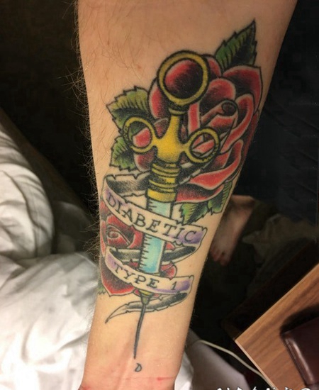 纹身剑和玫瑰 男生手臂上剑和玫瑰纹身图片