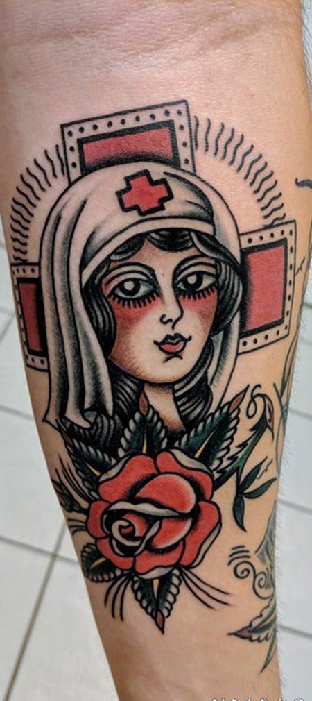 外国医生纹身 男生手臂上彩色的外国医生纹身图片