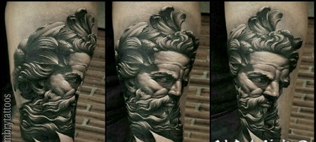 人物肖像纹身 男生手臂上素描的人物肖像纹身图片