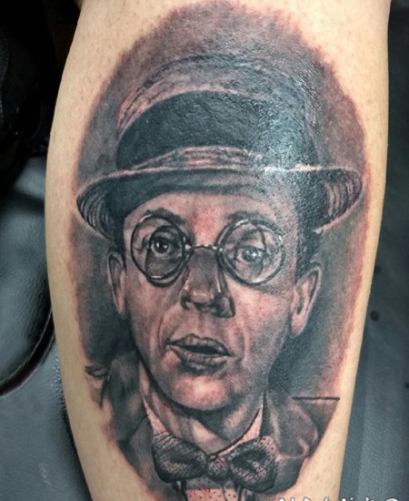 人物肖像纹身 男生腿上素描的人物肖像纹身图片